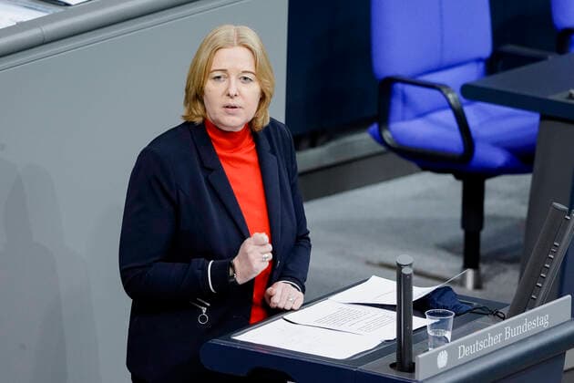 203. Bundestagssitzung und Debatte in Berlin Aktuell, 13.01.2021, Berlin, Baerbel Bas im Portrait bei ihrer Rede Regierungserklaerung durch den Bundesminister fuer Gesundheit zum Impfbeginn in Deutschland und in Europa bei der 203. Sitzung des Deutschen Bundestag in Berlin Berlin Berlin Deutschland