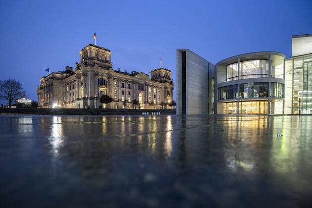Reichstag und dem Paul-Loebe-Haus im Regierungsviertel in Berlin, 13.01.2021. Berlin Deutschland