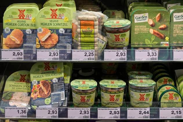 Germany, vegetarian meat taste products GERMANY, Edeka supermarket, processed vegetarian meat taste substitute products *** DEUTSCHLAND, Hamburg, Edeka Supermarkt, vegane und vegetarische Fleischersatzprodukte, Veggie Produkte von Ruegenwalder Muehle Hamburg Germany
