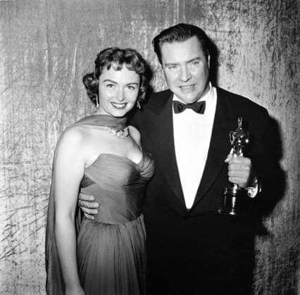 OSCARS. Bester Nebendarsteller. Preisträger 1951-1960 Archivbilder der Woche KW02 March 30, 1955, Hollywood, California, USA: Actress DONNA REED with actor EDMOND O BRIEN and his Oscar for The Barefoot Contessa during the Academy Awards in Los Angeles. Hollywood USA - ZUMAfw1_ 19550330_zan_fw1_209 Copyright: xFrankxWorthx