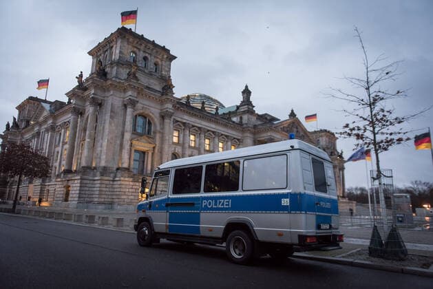 Berlin, Polizei vor dem Bundestag Deutschland, Berlin - 13.01.2021: Im Bild ist ein Mannschaftswagen der berliner Polizei vor dem Reichstagsgebäude zu sehen. Berlin Berlin Deutschland