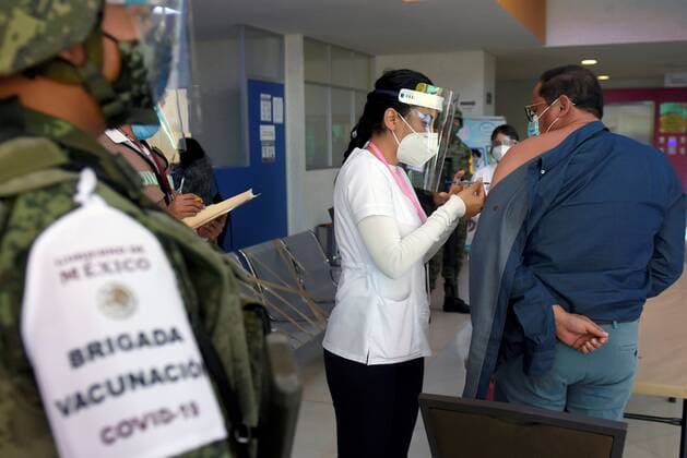 Health personnel receive the dose of the vaccine against COVID-19, in the city of Cuernavaca in the state of Morelos, Mexico, 13 January 2020. The Mexican government injected hope from north to south by starting the vaccination against covid-19 in health personnel in the country s 32 states on Wednesday after receiving the shipment of almost 440,000 doses of the drug from Pfizer and BioNTech. Mexico injects hope by starting vaccination in all its states !ACHTUNG: NUR REDAKTIONELLE NUTZUNG!  Copyright: xTonyxRiverax MEX3360 20210113-637461756235317188