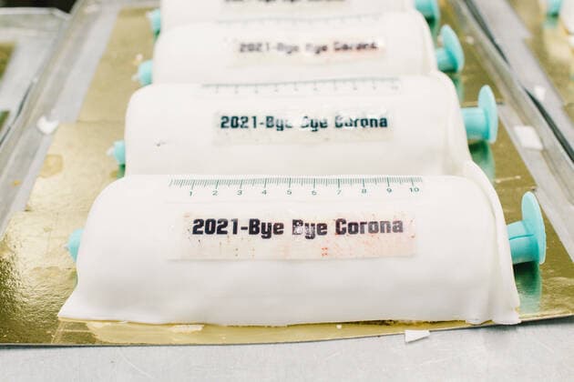 Bilder des Jahres 2021, News 01 Januar News Themen der Woche KW02 News Bilder des Tages (210114) -- DORTMUND, Jan. 14, 2021 -- Cakes in the shape of vaccine syringes with the inscription 2021-Bye Bye Corona are seen at the Schuerner s Baking Paradise in Dortmund, Germany, on Jan. 13, 2021. (Photo by Xinhua) GERMANY-DORTMUND-VACCINE SYRINGE SHAPED CAKE TangxYing 