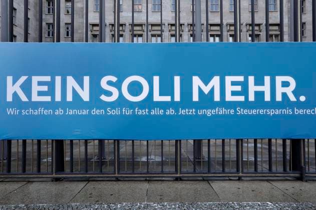 Aussenaufnahme des Bundesfinanzministeriums mit dem Schriftzug - kein Soli mehr, mehr fuer Euch, DEU, Berlin, 14.01.2021 *** Exterior photo of the Federal Ministry of Finance with the slogan no more Soli, more for you, DEU, Berlin, 14 01 2021