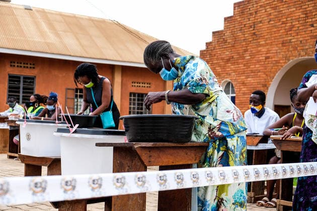 Bilder des Jahres 2021, News 01 Januar News Themen der Woche KW02 News Bilder des Tages (210114) -- KAMPALA, Jan. 14, 2021 -- Voters cast their votes at a polling station in Najjera, Uganda, Jan. 14, 2021. Uganda s presidential and parliamentary elections kicked off on Thursday with people in the east African country queuing up to cast their votes. (Photo by Xinhua) UGANDA-KAMPALA-ELECTION-VOTE HajarahxNalwadda 