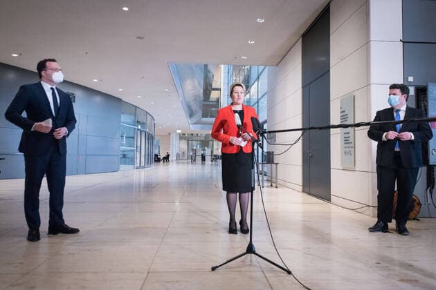 News Bilder des Tages Berlin, Spahn, Heil und Giffey geben Pressekonferenz zum Kinderkrankentagegeld Deutschland, Berlin - 14.01.2021: Jens Spahn (Bundesminister für Gesundheit, cdu), Franziska Giffey (Bundesministerin für Familie, Senioren, Frauen und Jugend, SPD) und Hubertus Heil (Bundesminister für Arbeit und Soziales, SPD) geben eine gemeinsame Pressekonferenz im Bundestag zu Kinderkrankentagegeld. Berlin Bundestag Berlin Deutschland