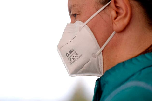 14.01.2021, (MODELRELEASED) Thema: FFP2-Maskenpflicht in Bayern ab Montag in ÖPNV und Einzelhandel. Eine Frau trägt eine zertifizierte FFP-2 Maske. 14.01.2021, FFP2-Masken Pflicht in Bayern 14.01.2021, FFP2-Masken Pflicht in Bayern
