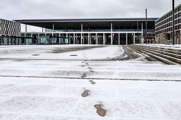 BER Flughafen Schoenefeld, DEU, 14.01.2021 - Ausser einer Spur im Neuschnee ist nicht viel los am neuen Flughafen BER. Passagierzahlen blieben im Dezember auf niedrigem Niveau. Weltweite Kontaktbeschraenkungen begrenzen den Flugverkehr auf zehn Prozent des Vorjahresmonats Schoenefeld Brandenburg Deutschland