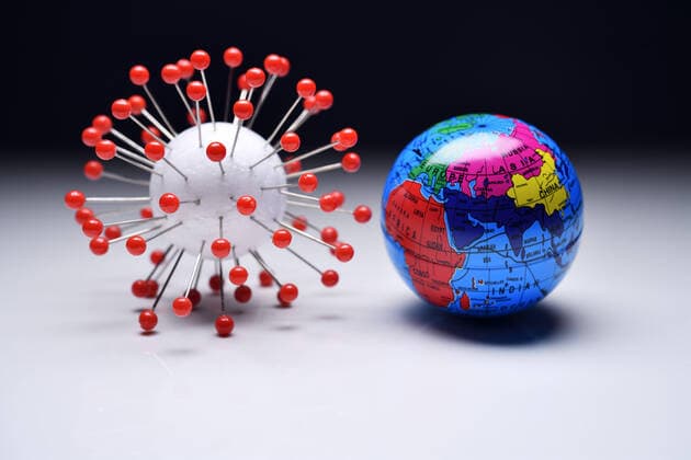 Coronavirus-Modell und Erdkugel, weltweite Pandemie und Pandemie-BekÃ¤mpfung