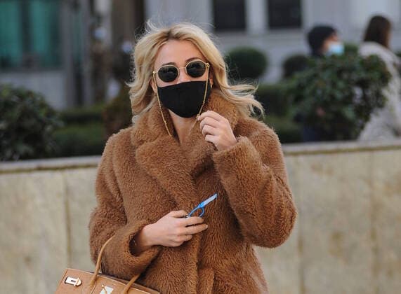 Bilder des Jahres 2021, Entertainment 01 Januar Entertainment Themen der Woche KW02 Entertainment Bilder des Tages Milan, Diletta Leotta leaves work on a frosty afternoon Diletta Leotta leaves the radio 105 together with Daniele Battaglia, with whom they lead the program from 12 to 13, and after having greeted him, she walks quickly, given the freezing cold, towards her car to get back home quickly.  Copyright: xMimmoxCarrierox xIPAx xMimmoxCarrierox
