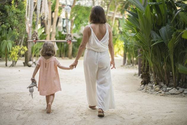 Mother and daughter holding hands walking at tropical resort Thailand Surat Thani Province  Copyright: ValentinxHembach fStopImages1954010 ,model released, Symbolfoto