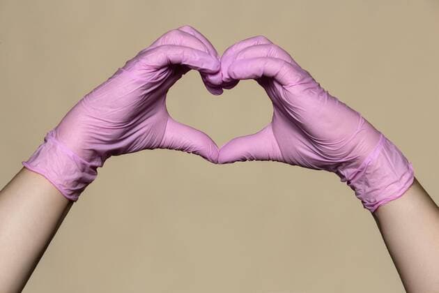 Creative Highlights Symbolbilder Hands in pink protective gloves forming heart shape  Copyright: VladimirxGodnik fStopImages1958009 ,model released, Symbolfoto