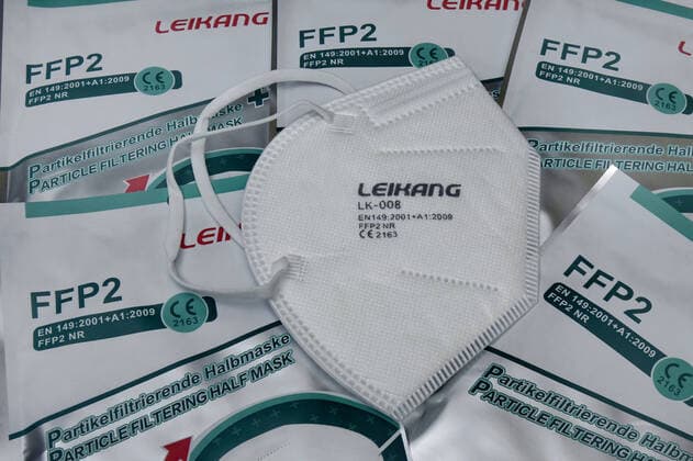 FFP2-Masken FFP2-Masken, 14.01.2021, Borkwalde, Brandenburg, Eine FFP2-Maske liegt auf verpackten Masken.