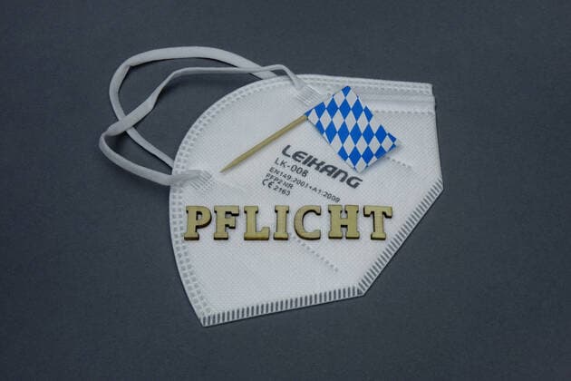 Deutschlandfahne mit FFP2-Maske und Fähnchen Deutschlandfahne mit FFP2-Maske und Fähnchen, 14.01.2021, Borkwalde, Brandenburg, Auf einer FFP 2 Maske liegt ein Fähnchen von Bayern.