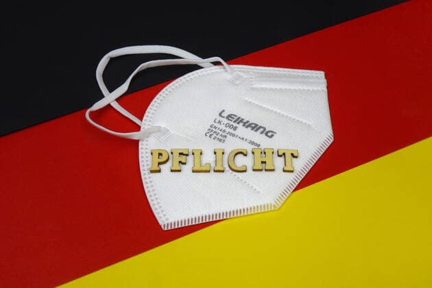 Deutschlandfahne mit FFP2-Maske und Pflicht Deutschlandfahne mit FFP2-Maske und Pflicht, 14.01.2021, Borkwalde, Brandenburg, Auf einer Deutschlandfahne liegt eine FFP 2 Maske mit dem Schriftzug Pflicht.