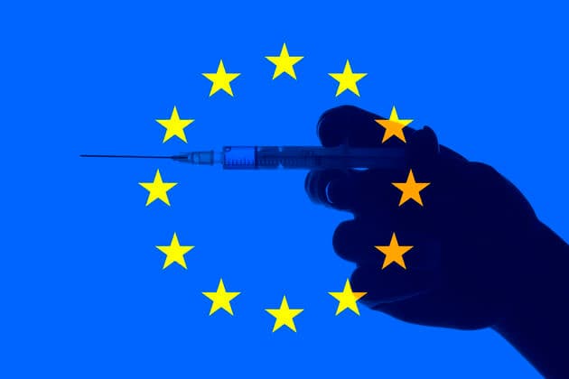 Symbolbild Streit um Beschaffung von Corona-Impfstoff durch EU, Hand mit Spritze vor Europaflagge, Corona-Krise, Baden-Württemberg, Deutschland Coronavirus Impfstoff