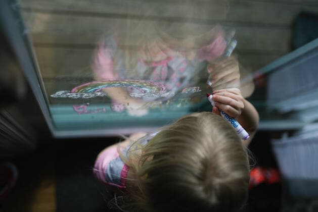 IMAGO Creative: 2021 Favoriten IMAGO Creative: Jahreszeit Winter, Fantasievoll drinnen spielen Above view of child drawing on window with markers Massapequa, NY, United States CR_ERBU210114-609395-01 ,model released, Symbolfoto