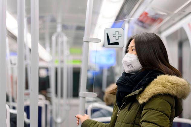 Die FFP2-Maskenpflicht gilt für öffentliche Nahverkehrsmittel wie Busse und Bahnen (einschließlich Bahnhöfe und Haltestellen) sowie für den Einzelhandel in Bayern. Im Bild U-Bahn Haltestelle Schoppershof (Symbolbild, Themenbild, Model Release) Nürnberg, 14.01.2021