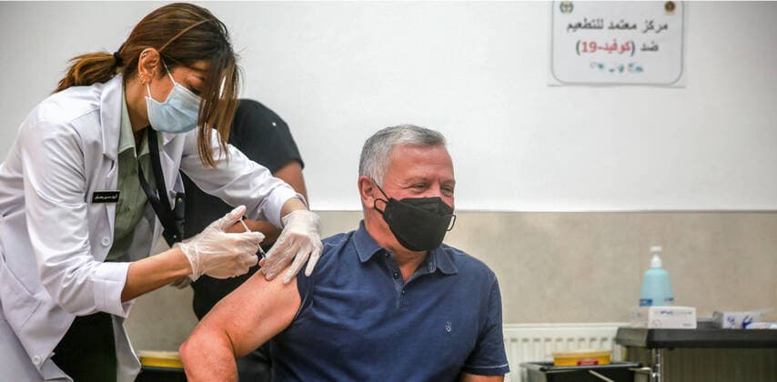 Bilder des Jahres 2021, Entertainment 01 Januar Entertainment Themen der Woche KW02 Entertainment Bilder des Tages 14-01-2021 Jordan Jordanian King Abdullah II receiving COVID-19 vaccine at the Royal Medical Services Clinic at the Royal Hashemite Court, Amman Jordanian Royal Palace  Copyright: xx