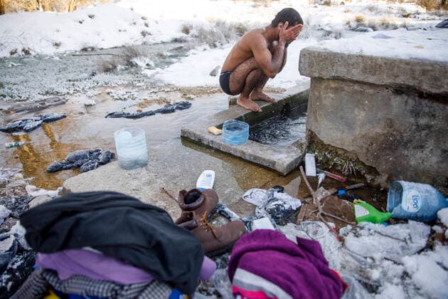 Bilder des Jahres 2021, News 01 Januar News Themen der Woche KW02 News Bilder des Tages Migrant clean himself in freezing water A migrant from Pakistan Hagiaz Abdulrehman cleans himself in a stream at the Lipa migrant camp, near Bihac, Bosnia and Herzegovina, on January 15, 2021. The water in the tanks froze this morning because the temperature at 9 o clock was -14 degrees Celsius. Camp Lipa will be fully functional in 3 months. ArminxDurgut PIXSELL