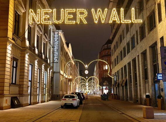 Hamburg Themenfoto: Corona, Lockdown, Hamburg, 14.01.2021 Die abendlich beleuchtete, menschenleere innenstadt von Hamburg rund um die Europapassage, Themenfoto: Corona, Lockdown, Hamburg - Copyright: xAugstx xEibner-Pressefotox EP_jat