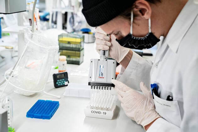 Forskere paa Aalborg Universitet arbejder med at analysere alle positive danske coronaproever for den engelske virusvariant cluster B.1.1.7, fredag den 15. januar 2021. Det foregaar paa Institut for Kemi og Biovidenskab under ledelse af professor Mads Albertsen og resultaterne sendes hver dag til Statens Serum Institut. Her kan man saa starte en smitteopsporing.. , Aalborg Jylland Denmark Copyright: HenningxBagger HenningxBaggerx COP103 spdk20210115-114107-L