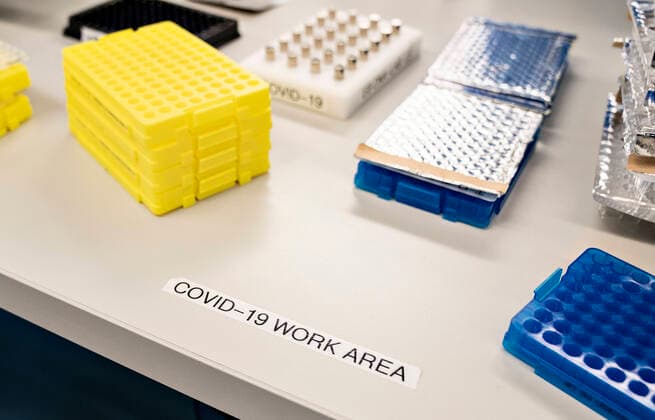 Forskere paa Aalborg Universitet arbejder med at analysere alle positive danske coronaproever for den engelske virusvariant cluster B.1.1.7, fredag den 15. januar 2021. Det foregaar paa Institut for Kemi og Biovidenskab under ledelse af professor Mads Albertsen og resultaterne sendes hver dag til Statens Serum Institut. Her kan man saa starte en smitteopsporing.. , Aalborg Jylland Denmark Copyright: HenningxBagger HenningxBaggerx COP103 spdk20210115-120907-L