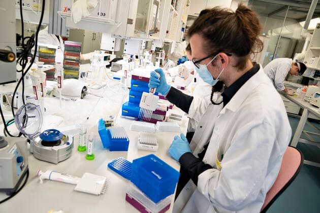 Forskere paa Aalborg Universitet arbejder med at analysere alle positive danske coronaproever for den engelske virusvariant cluster B.1.1.7, fredag den 15. januar 2021. Det foregaar paa Institut for Kemi og Biovidenskab under ledelse af professor Mads Albertsen og resultaterne sendes hver dag til Statens Serum Institut. Her kan man saa starte en smitteopsporing.. , Aalborg Jylland Denmark Copyright: HenningxBagger HenningxBaggerx COP103 spdk20210115-122105-L