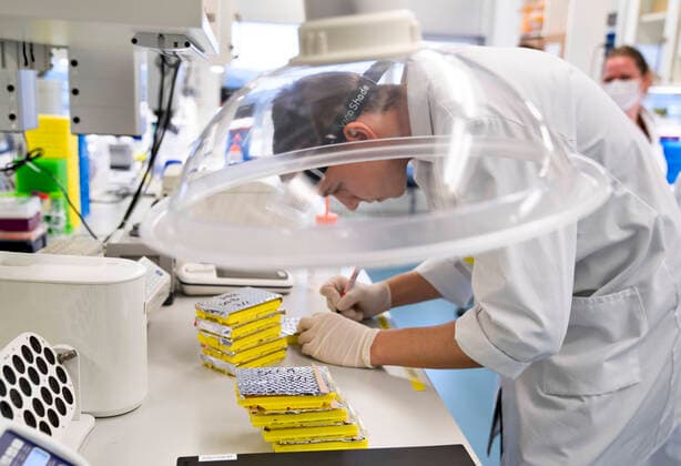 Forskere paa Aalborg Universitet arbejder med at analysere alle positive danske coronaproever for den engelske virusvariant cluster B.1.1.7, fredag den 15. januar 2021. Det foregaar paa Institut for Kemi og Biovidenskab under ledelse af professor Mads Albertsen og resultaterne sendes hver dag til Statens Serum Institut. Her kan man saa starte en smitteopsporing.. , Aalborg Jylland Denmark Copyright: HenningxBagger HenningxBaggerx COP103 spdk20210115-122821-L