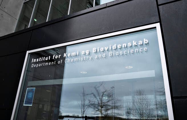 Forskere paa Aalborg Universitet arbejder med at analysere alle positive danske coronaproever for den engelske virusvariant cluster B.1.1.7, fredag den 15. januar 2021. Det foregaar paa Institut for Kemi og Biovidenskab under ledelse af professor Mads Albertsen og resultaterne sendes hver dag til Statens Serum Institut. Her kan man saa starte en smitteopsporing.. , Aalborg Jylland Denmark Copyright: HenningxBagger HenningxBaggerx COP103 spdk20210115-122830-L