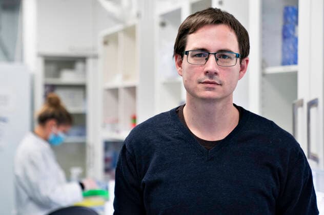 Forskere paa Aalborg Universitet arbejder med at analysere alle positive danske coronaproever for den engelske virusvariant cluster B.1.1.7, fredag den 15. januar 2021. Det foregaar paa Institut for Kemi og Biovidenskab under ledelse af professor Mads Albertsen (billedet) og resultaterne sendes hver dag til Statens Serum Institut. Her kan man saa starte en smitteopsporing.. , Aalborg Jylland Denmark Copyright: HenningxBagger HenningxBaggerx COP103 spdk20210115-123259-L