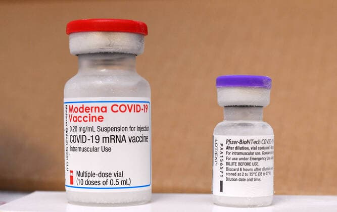 Tuebingen 15.01.2021 Themenbild: Der mRNA- COVID-19 Impfstoff von Biontech Pfizer (re) und Moderna (li) im Lager des Universitaetsklinikum in Tuebingen fuer das Kreisimpfzentrum (KIZ) und Zentralen Impfzentrum (ZIZ) in der Paul Horn Arena *** Tuebingen 15 01 2021 Theme picture The mRNA COVID 19 vaccine from Biontech Pfizer re and Moderna li in the warehouse of the University Hospital in Tuebingen for the District Vaccination Centre KIZ and Central Vaccination Centre ZIZ in the Paul Horn Arena ulmer