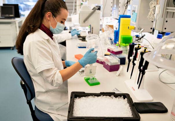Forskere paa Aalborg Universitet arbejder med at analysere alle positive danske coronaproever for den engelske virusvariant cluster B.1.1.7, fredag den 15. januar 2021. Det foregaar paa Institut for Kemi og Biovidenskab under ledelse af professor Mads Albertsen og resultaterne sendes hver dag til Statens Serum Institut. Her kan man saa starte en smitteopsporing.. , Aalborg Jylland Denmark Copyright: HenningxBagger HenningxBaggerx COP103 spdk20210115-125656-L