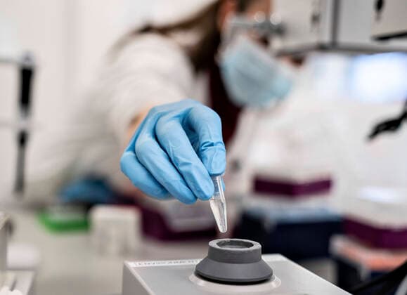 Forskere paa Aalborg Universitet arbejder med at analysere alle positive danske coronaproever for den engelske virusvariant cluster B.1.1.7, fredag den 15. januar 2021. Det foregaar paa Institut for Kemi og Biovidenskab under ledelse af professor Mads Albertsen og resultaterne sendes hver dag til Statens Serum Institut. Her kan man saa starte en smitteopsporing.. , Aalborg Jylland Denmark Copyright: HenningxBagger HenningxBaggerx COP103 spdk20210115-130641-L