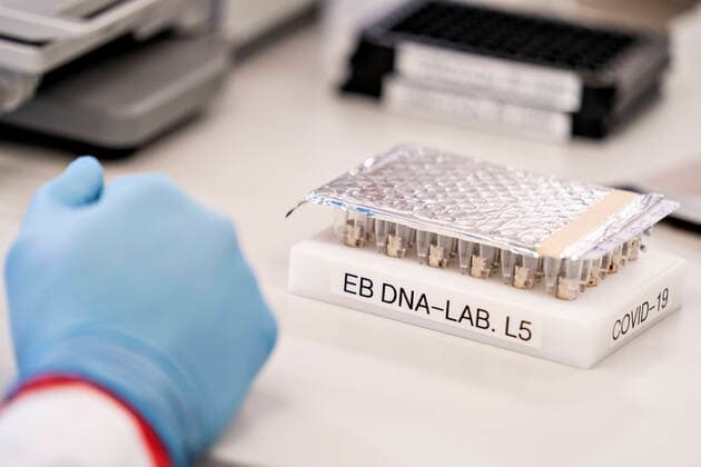 Forskere paa Aalborg Universitet arbejder med at analysere alle positive danske coronaproever for den engelske virusvariant cluster B.1.1.7, fredag den 15. januar 2021. Det foregaar paa Institut for Kemi og Biovidenskab under ledelse af professor Mads Albertsen og resultaterne sendes hver dag til Statens Serum Institut. Her kan man saa starte en smitteopsporing.. , Aalborg Jylland Denmark Copyright: HenningxBagger HenningxBaggerx COP103 spdk20210115-130835-L
