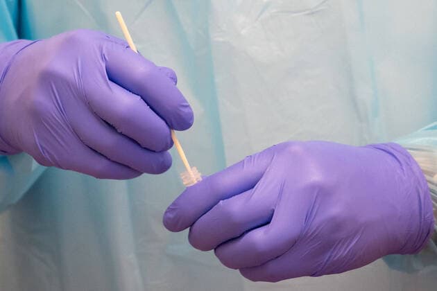 St. Johann AUT, Coronavirus Pandemie, Österreich 15.01.2021, St. Johann, AUT, Coronavirus Pandemie, Österreich, PCR-Tests im Bezirk Kitzbühel nach Mutations-Verdachtsfällen in Jochberg, im Bild Entnahme des Testabstriches Taking the test swab during PCR tests in the Kitzbühel district after suspected mutations in Jochberg. St. Johann, Austria on 2021 01 15.