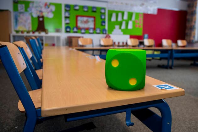 Schule in der Coronazeit In einem leeren Klassenraum einer Grundschule sind die Stühle auf die Bänke gestellt. Ein Würfel liegt auf einem Tisch. Die Schulen sind bis auf Weiteres geschlossen. Wann sie wieder öffnen werden, ist bei der derzeitigen Zahl der Corona-Infektionen unklar. Bereits in der kommenden Woche will die Bundeskanzlerin mit den Ministerpräsidenten der Länder über mögliche weitere Maßnahmen im Lockdown beraten. Die nächste Bund-Länder-Konferenz zur Corona-Pandemie war ursprünglich erst für den 25. Januar geplant. Die Schulschließungen werden voraussichtlich über den Januar hinaus andauern. Rietberg Nordrhein-Westfalen Deutschland Copyright: xInderlied Kirchner-Mediax