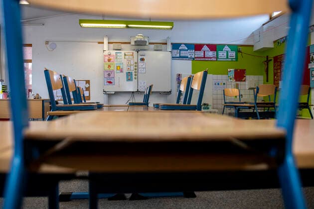 Schule in der Coronazeit In einem leeren Klassenraum einer Grundschule sind die Stühle auf die Bänke gestellt. Die Schulen sind bis auf Weiteres geschlossen. Wann sie wieder öffnen werden, ist bei der derzeitigen Zahl der Corona-Infektionen unklar. Bereits in der kommenden Woche will die Bundeskanzlerin mit den Ministerpräsidenten der Länder über mögliche weitere Maßnahmen im Lockdown beraten. Die nächste Bund-Länder-Konferenz zur Corona-Pandemie war ursprünglich erst für den 25. Januar geplant. Die Schulschließungen werden voraussichtlich über den Januar hinaus andauern. Rietberg Nordrhein-Westfalen Deutschland Copyright: xInderlied Kirchner-Mediax