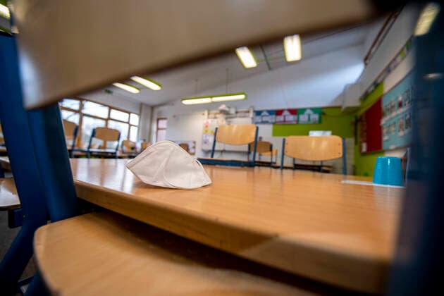 Schule in der Coronazeit In einem leeren Klassenraum einer Grundschule sind die Stühle auf die Bänke gestellt. Eine Maske, die vor einer Infektion mit dem Coronavirus schützen soll, liegt auf einem Tisch. Die Schulen sind bis auf Weiteres geschlossen. Wann sie wieder öffnen werden, ist bei der derzeitigen Zahl der Corona-Infektionen unklar. Bereits in der kommenden Woche will die Bundeskanzlerin mit den Ministerpräsidenten der Länder über mögliche weitere Maßnahmen im Lockdown beraten. Die nächste Bund-Länder-Konferenz zur Corona-Pandemie war ursprünglich erst für den 25. Januar geplant. Die Schulschließungen werden voraussichtlich über den Januar hinaus andauern. Rietberg Nordrhein-Westfalen Deutschland Copyright: xInderlied Kirchner-Mediax