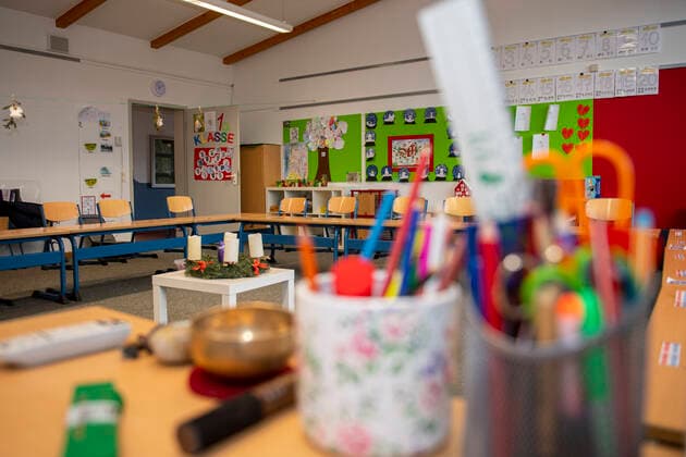 Schule in der Coronazeit Blick vom Lehrerpult in den leeren Unterrichtsraum der Klasse 1a einer Grundschule in Rietberg. Die Schulen sind bis auf Weiteres geschlossen. Wann sie wieder öffnen werden, ist bei der derzeitigen Zahl der Corona-Infektionen unklar. Bereits in der kommenden Woche will die Bundeskanzlerin mit den Ministerpräsidenten der Länder über mögliche weitere Maßnahmen im Lockdown beraten. Die nächste Bund-Länder-Konferenz zur Corona-Pandemie war ursprünglich erst für den 25. Januar geplant. Die Schulschließungen werden voraussichtlich über den Januar hinaus andauern. Rietberg Nordrhein-Westfalen Deutschland Copyright: xInderlied Kirchner-Mediax
