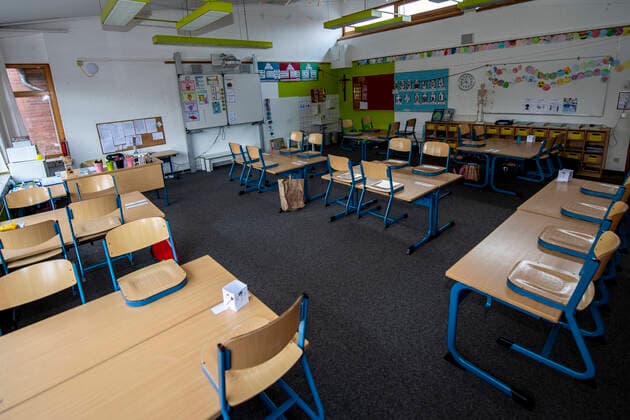 Schule in der Coronazeit Blick in den leeren Unterrichtsraum der Klasse 1a einer Grundschule in Rietberg. Die Schulen sind bis auf Weiteres geschlossen. Wann sie wieder öffnen werden, ist bei der derzeitigen Zahl der Corona-Infektionen unklar. Bereits in der kommenden Woche will die Bundeskanzlerin mit den Ministerpräsidenten der Länder über mögliche weitere Maßnahmen im Lockdown beraten. Die nächste Bund-Länder-Konferenz zur Corona-Pandemie war ursprünglich erst für den 25. Januar geplant. Die Schulschließungen werden voraussichtlich über den Januar hinaus andauern. Rietberg Nordrhein-Westfalen Deutschland Copyright: xInderlied Kirchner-Mediax