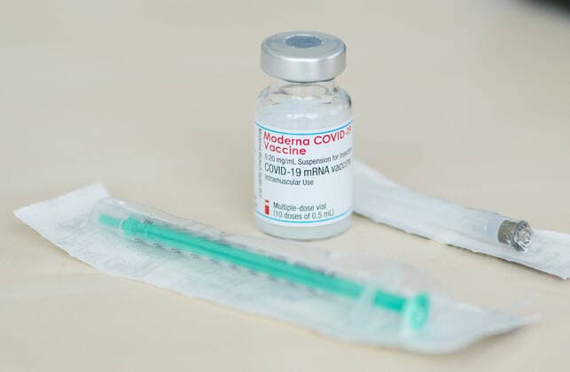 Corona COVID-19 Schutzimpfung mit Moderna Covid-19 mRNA vaccine für Mitarbeiter der Klinik, vaccination for employees at Krankenhaus Kliniken Ostallgäu-Kaufbeuren, Klinikum Kaufbeuren in Kaufbeuren, Bavaria, Germany, January 15, 2021.
