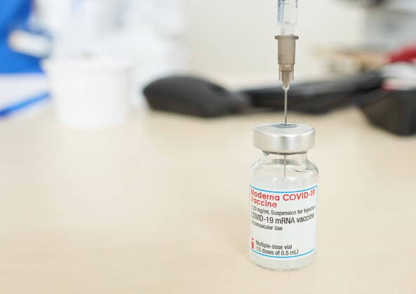 Corona COVID-19 Schutzimpfung mit Moderna Covid-19 mRNA vaccine für Mitarbeiter der Klinik, vaccination for employees at Krankenhaus Kliniken Ostallgäu-Kaufbeuren, Klinikum Kaufbeuren in Kaufbeuren, Bavaria, Germany, January 15, 2021.