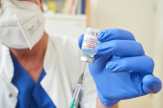 Corona COVID-19 Schutzimpfung mit Moderna Covid-19 mRNA vaccine für Mitarbeiter der Klinik, vaccination for employees at Krankenhaus Kliniken Ostallgäu-Kaufbeuren, Klinikum Kaufbeuren in Kaufbeuren, Bavaria, Germany, January 15, 2021.