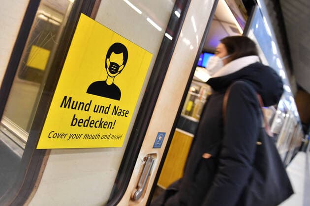 Einfuehrung FFP2 Maskenpflicht im oeffentlichen Personennahverkehr. Junge Frau steigt in einen Waggon, Zug der MVG mit FFP2 Mundschutz,Maske. U-Bahn Muenchen am 15.01.2021. OEPNV,oeffentlicher Personennahverkehr, Nahverkehr,MVG,Metro. MODEL RELEASED!