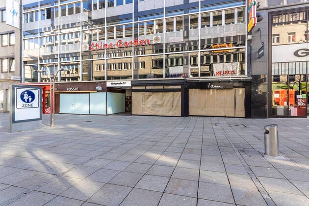 Der Handel leidet unter der Corona-Pandemie. Im Lockdown sind Läden und Shops geschlossen, nur wenige Menschen sind in der Fußgängerzone Königstraße unterwegs. 15.01.2021, Deutschland, Baden-Württemberg, Stuttgart.