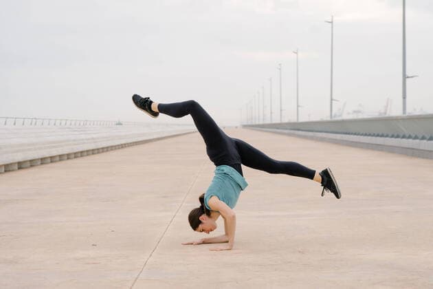 Creative Highlights Symbolbilder sporty girl doing a handstand while dancing in the street Barcelona, CT, Spain CR_SZPTRN210115B-617284-01 ,model released, Symbolfoto