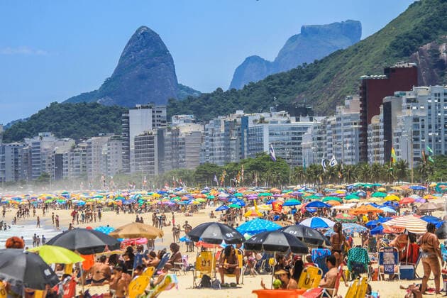 Bilder des Jahres 2021, News 01 Januar News Themen der Woche KW02 News Bilder des Tages January 15, 2021: BRAZIL. RIO DE JANEIRO. January 15, 2021. COVID-19 Crowd at Leme beach, south zone, this Friday, (15), in a time of pandemic of the new coronavirus. - ZUMAl255 20210115_zip_l255_009 Copyright: xEllanxLustosax