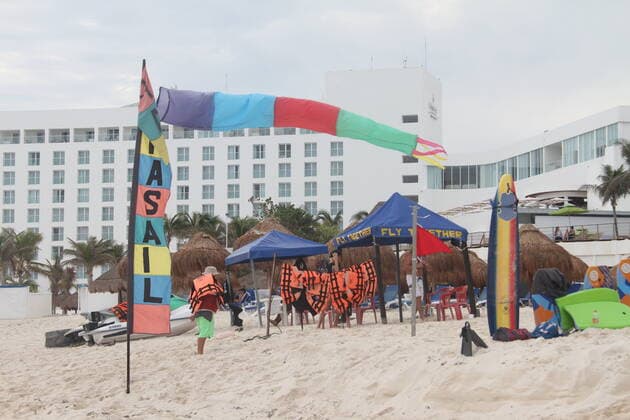 Movement of People at Chacmool Beach in Cancun amid COVID-19. (INT) Movement of People at Chacmool Beach in Cancun amid COVID-19. January 15, 2021, Cancun, Mexico: People having fun at Chacmool beach in Cancun despite COVID-19 pandemic. People are seen playing volley, practicing sports, dancing and enjoying the hot weather and mostly without using masks . Credit: Niyi Fote Thenews2. Movement of People at Chacmool Beach in Cancun amid COVID-19.  Copyright: xNiyixFotex