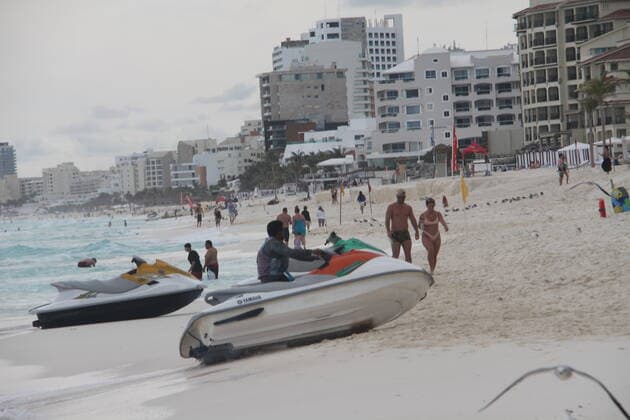 Movement of People at Chacmool Beach in Cancun amid COVID-19. (INT) Movement of People at Chacmool Beach in Cancun amid COVID-19. January 15, 2021, Cancun, Mexico: People having fun at Chacmool beach in Cancun despite COVID-19 pandemic. People are seen playing volley, practicing sports, dancing and enjoying the hot weather and mostly without using masks . Credit: Niyi Fote Thenews2. Movement of People at Chacmool Beach in Cancun amid COVID-19.  Copyright: xNiyixFotex